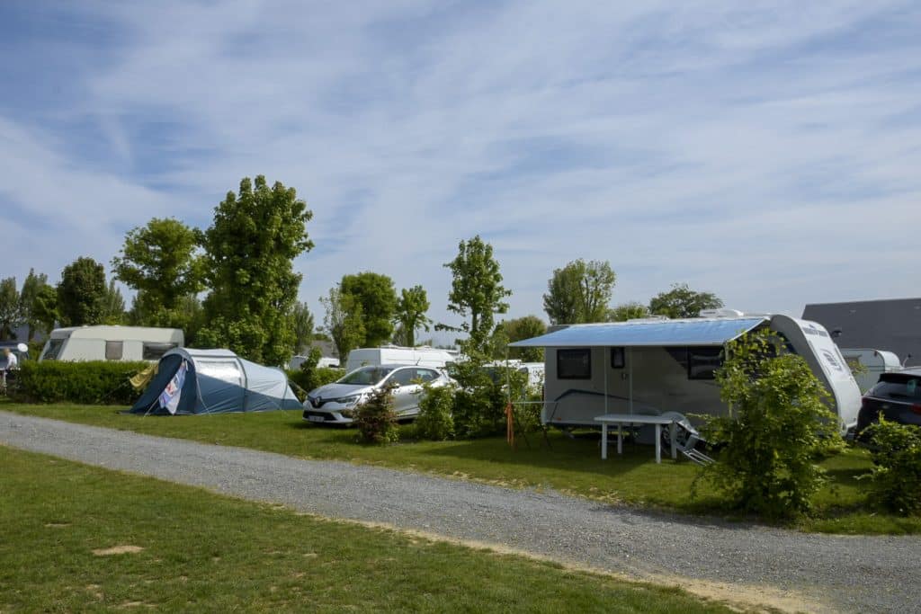Zone des Campingplatzes für Stellplätze, die mit Zelten und einem Wohnwagen belegt sind