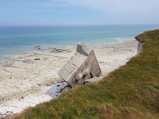Bloc de bunker effondré sur une plage