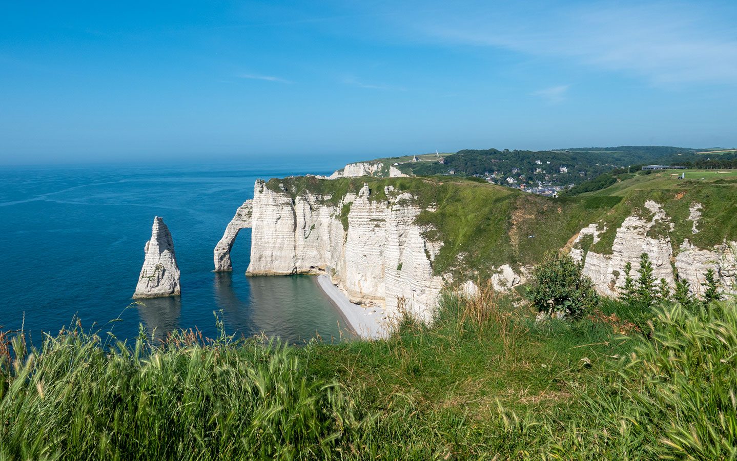 Falaises d'Étretat vues depuis le sentier du GR21 près du Camping Abijune