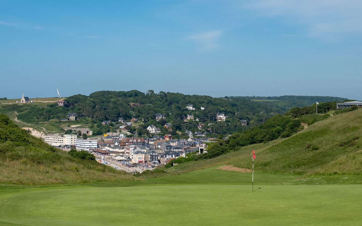 Vue depuis le golf d'Étretat sur les falaises et la mer