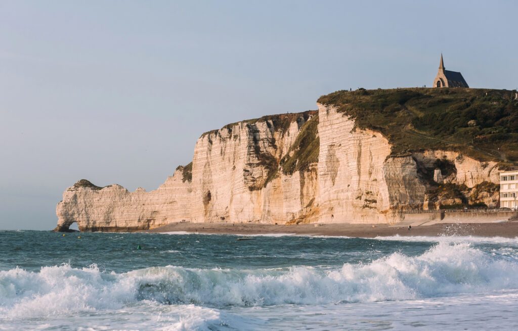 Vue panoramique des falaises d'Étretat et de la plage depuis la Côte d'Albâtre