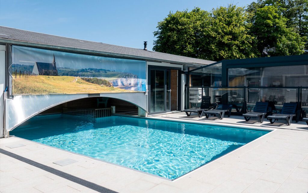 Piscine semi-couverte et chauffée du Camping Étretat Abijune