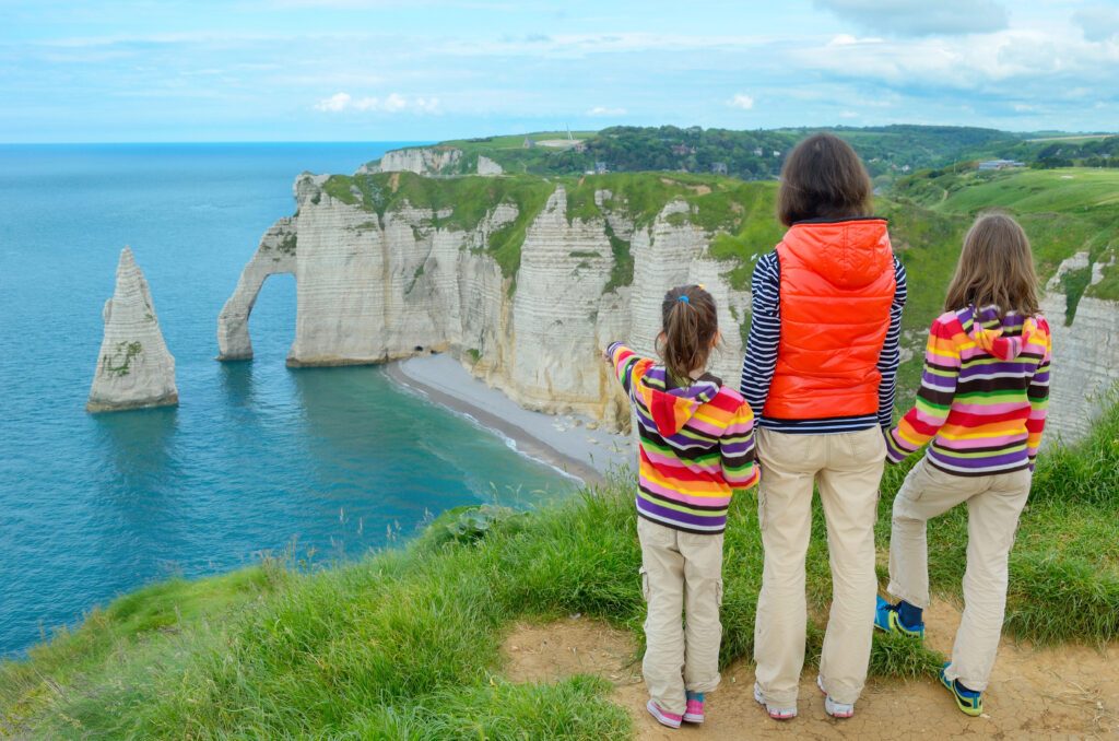 En famille sur les sentiers de randonnées d'Étretat, avec vue sur les falaises