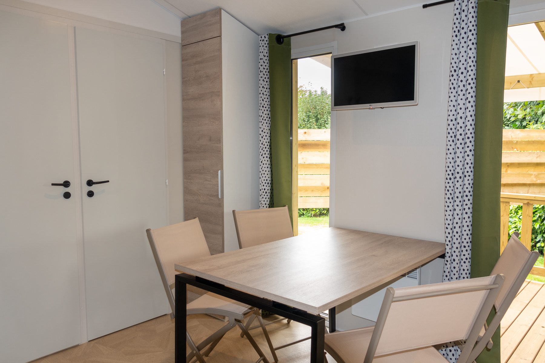 Coin repas d'un mobil-home Standard 2 chambres